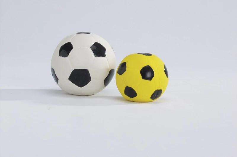Beeztees Latex voetbal zwart/wit groot