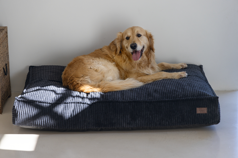 Designed by Lotte hondenkussen Ribbed Antraciet 100 x 70 cm 